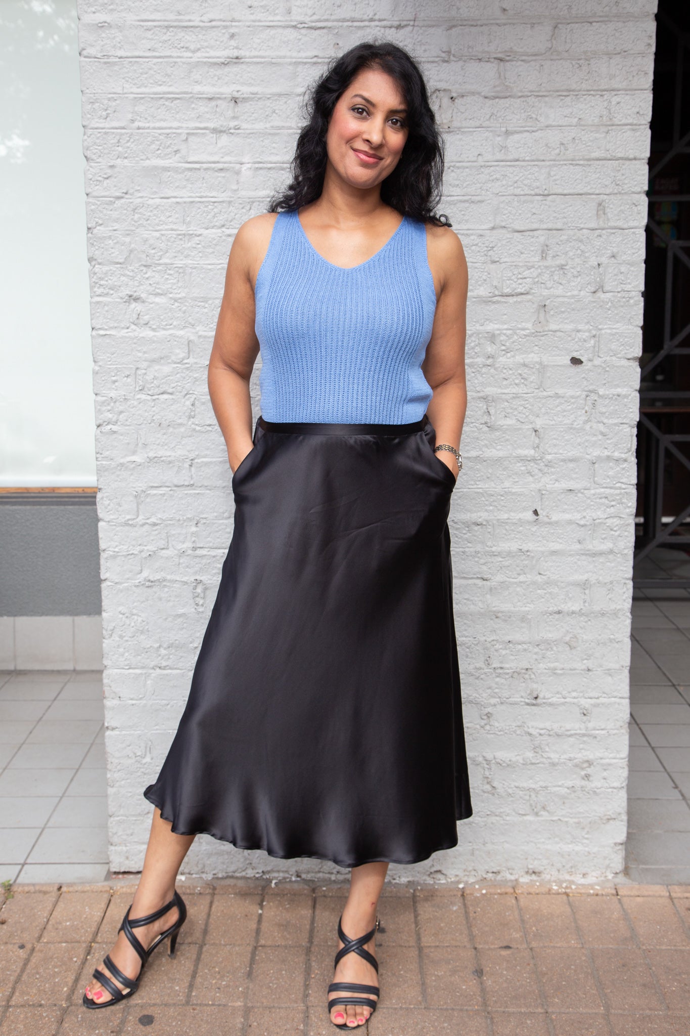 Woman's knit sweater tank made of organic cotton cashmere blend in blue