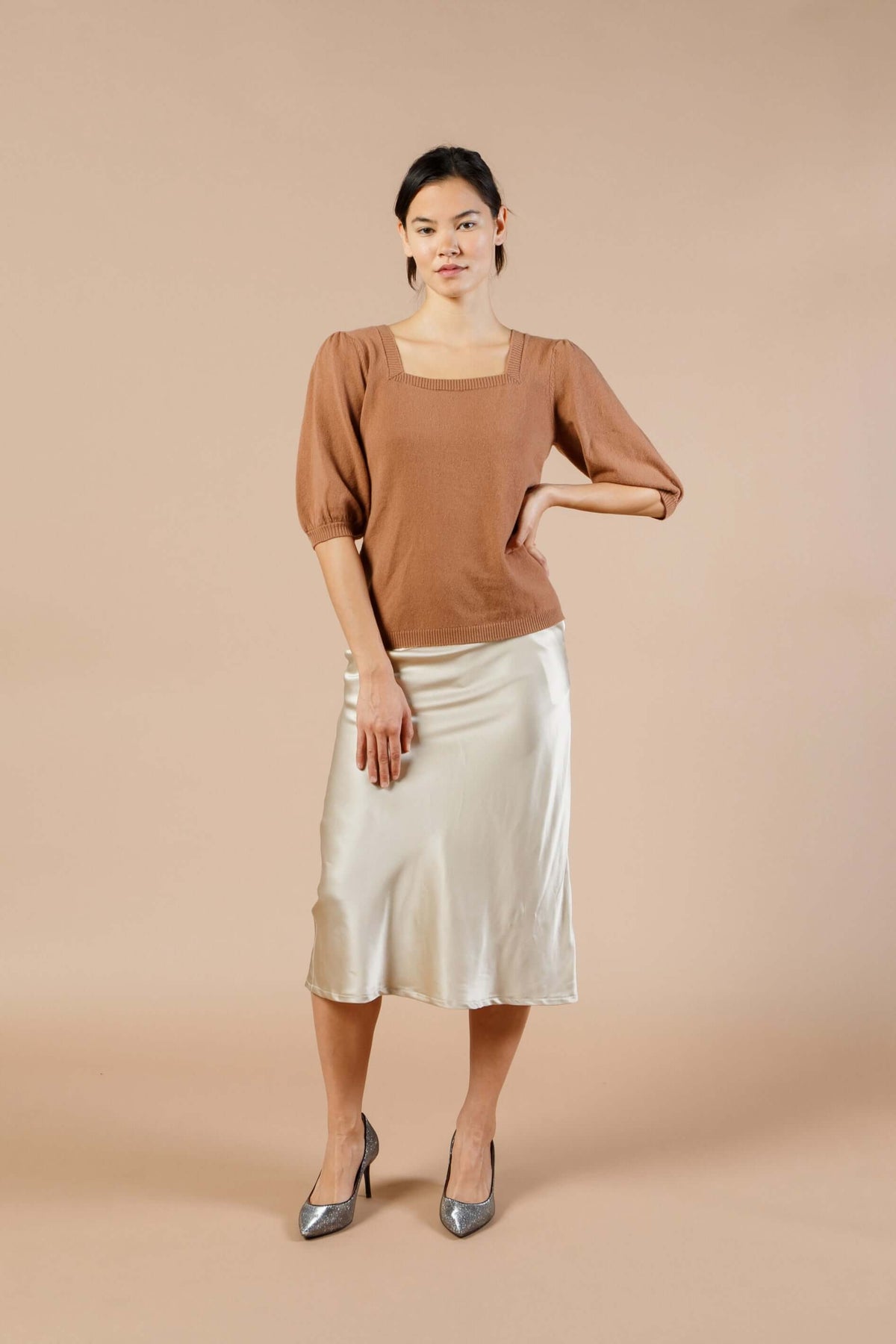 Woman wearing Brown Cashmere Sweater with Silk Bow and Short Sleeves